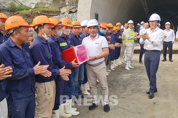 Hầm đường bộ lớn nhất cao tốc Mai Sơn - Quốc lộ 45 thi công vượt tiến độ 10%