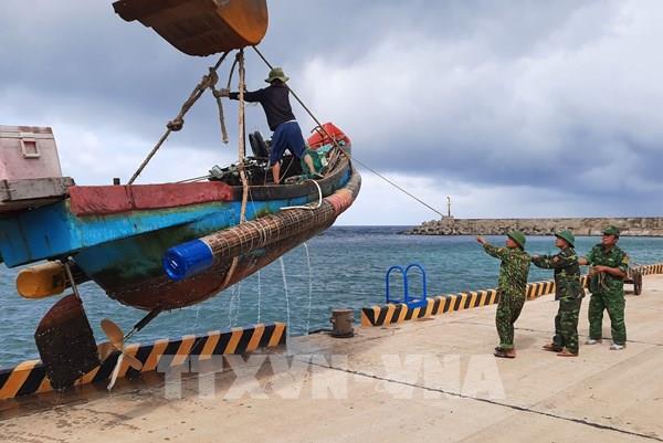 Quảng Trị gấp rút khiêng các tàu cá ven bờ lên khu đất trống cao