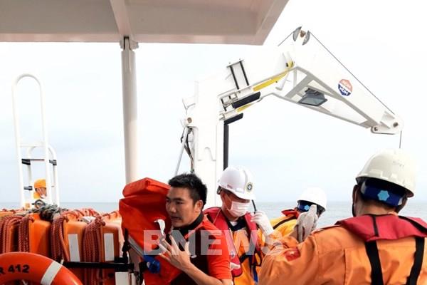 Tàu Sar 412 kịp thời cứu 14 thuyền viên gặp nạn trước mũi bão Noru