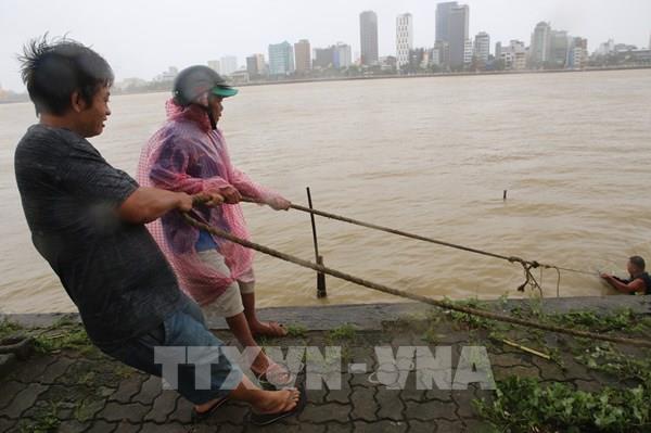 Đà Nẵng hỗ trợ người dân khắc phục thiệt hại sau bão số 4