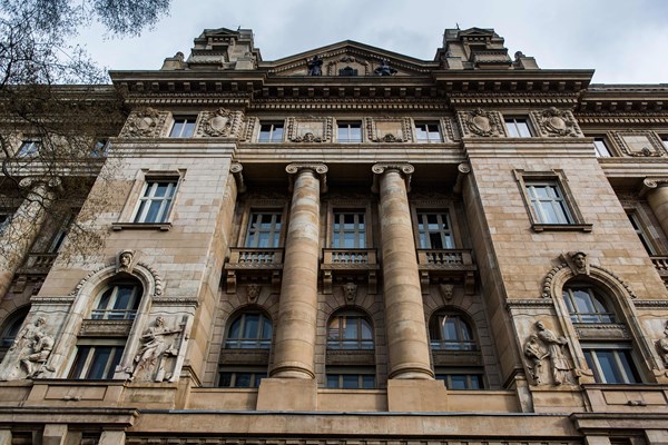 Hungary tăng lãi suất cơ bản lên 13%