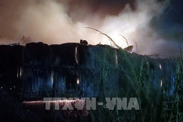 Hải Dương: Cháy bãi chứa vải vụn trong đêm