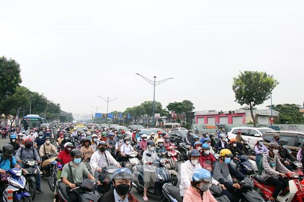 Phân luồng giao thông tạm thời vào giờ cao điểm tại khu vực sân bay Tân Sơn Nhất