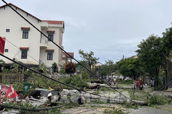 Điện lực Quảng Nam khắc phục sự cố đường điện sau bão số 4