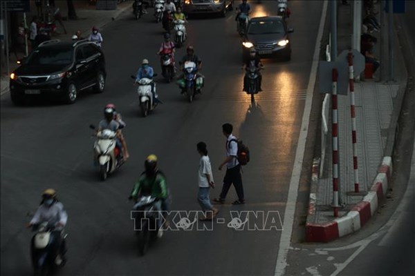 Hà Nội xử lý trường hợp "phớt lờ" cầu bộ hành, băng qua đường