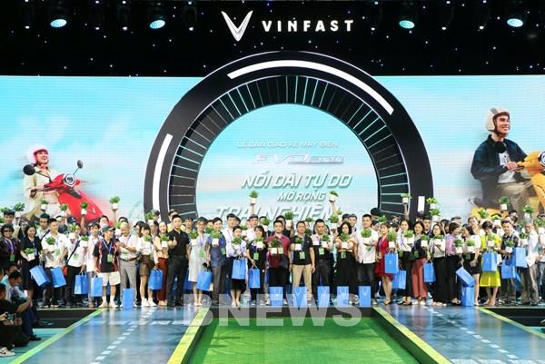 VinFast chính chức bàn giao lô xe máy điện Evo200 đầu tiên cho khách hàng đặt cọc sớm