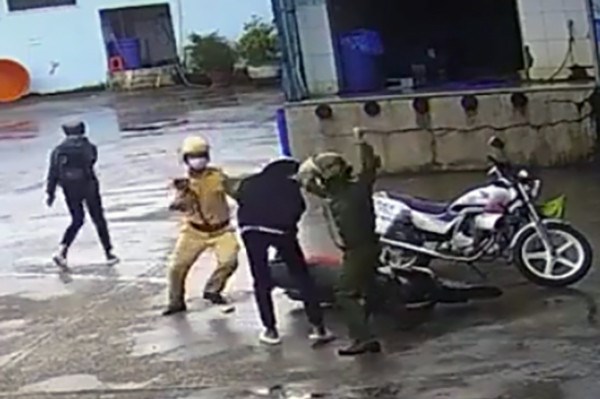 Tạm đình chỉ công tác 4 cảnh sát liên quan vụ bạo lực 2 thiếu niên