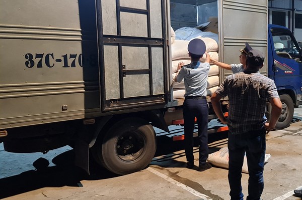 Phát hiện phương tiện vận chuyển 1,8 tấn đường cát nhập lậu 