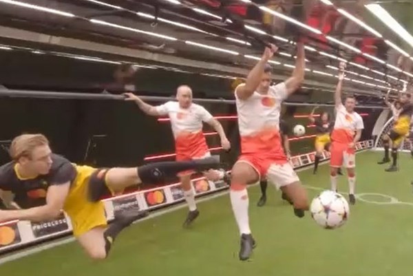 Kỷ lục Guinness về chơi bóng trong điều kiện không trọng lực ở độ cao hơn 6.000m