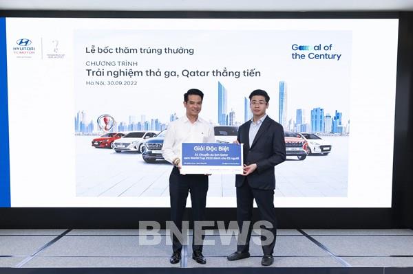 3 khách hàng lái thử xe Hyundai trúng cặp vé xem World Cup 2022 ở Qatar