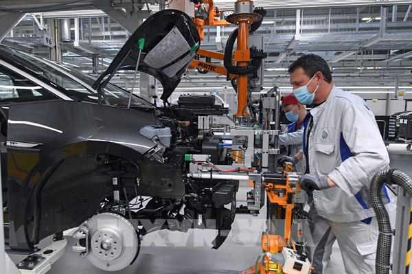 Khó khăn chồng chất, doanh nghiệp thế giới “vững tay chèo”