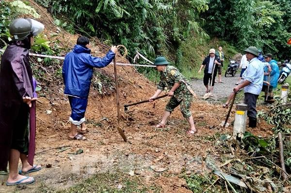 Tập trung khắc phục các tuyến giao thông bị sạt lở do bão số 4