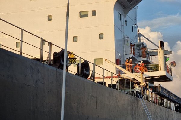 Tàu cứu nạn chuyên dụng đưa thi thể nạn nhân trong vụ việc tàu WU ZHOU 8 về bờ