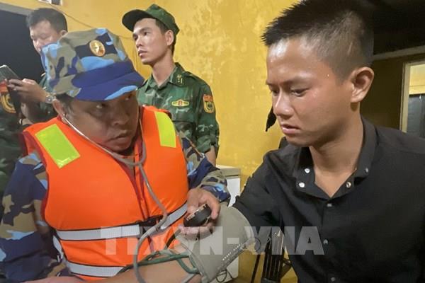 Cứu sống 9 ngư dân trôi dạt nhiều giờ trên biển