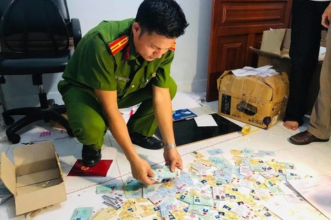 Tp Hồ Chí Minh: Triệt phá hai đường dây làm giấy tờ giả