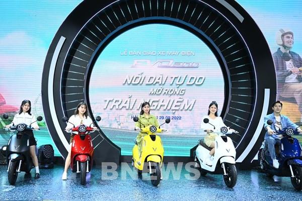 Giới trẻ Việt háo hức chờ nhận “xe máy điện quốc dân” VinFast Evo200