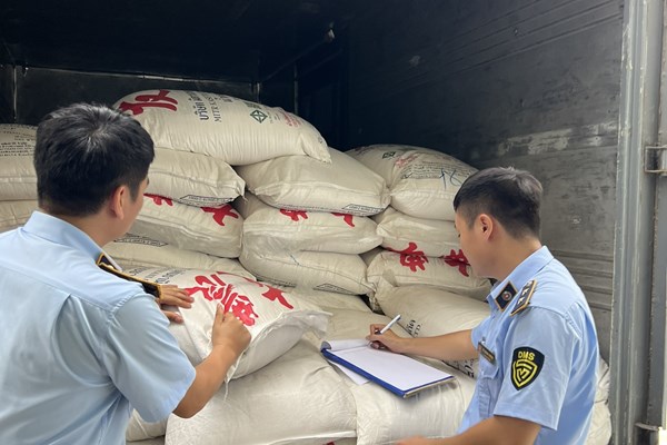 Phát hiện phương tiện chở hơn 7 tấn đường Thái Lan nhập lậu 