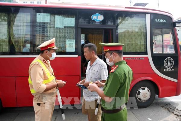 Kiểm tra, xử lý xe khách chạy “rùa bò”, dừng đỗ đón trả khách sai quy định