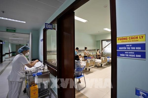 Trẻ mắc Adenovirus biểu hiện bệnh khác cảm cúm như thế nào?