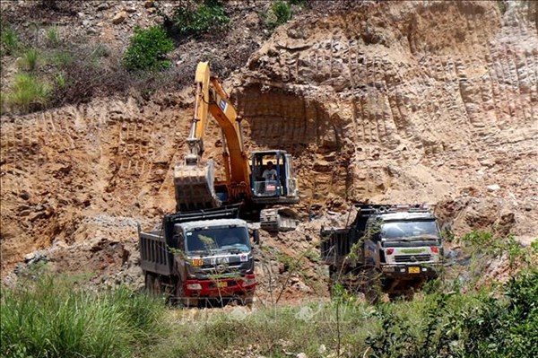 Kiến nghị tạm đình chỉ hoạt động khai thác khoáng sản tại mỏ đất Dông Cây Dừa