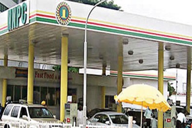  Nigeria chấm dứt trợ cấp xăng dầu vì ngân sách giảm mạnh