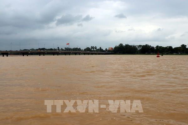 Nước lũ trên sông Hương có thể đạt xấp xỉ báo động 2 trong đêm 10/10