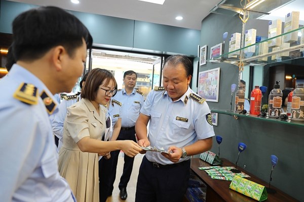 Nhận diện hàng thật hàng giả: Quản lý thị trường đi cùng nhịp sống