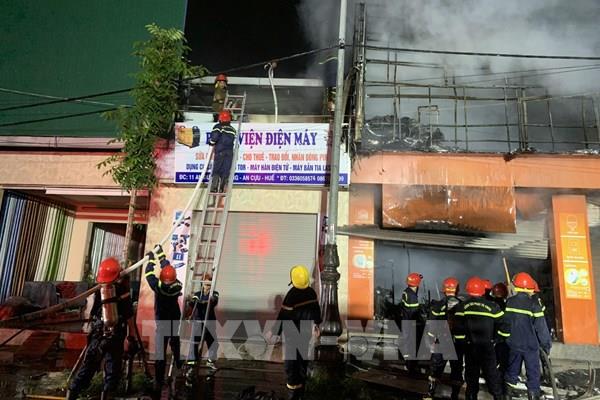Hỏa hoạn thiêu rụi cửa hàng bán đồ điện tại Thừa Thiên - Huế
