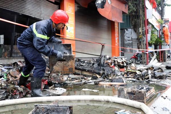 Cháy lớn kho hàng điện nước trong đêm, thiêu rụi nhiều tài sản