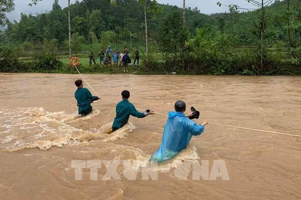 Vượt dòng nước xiết đưa 18 người dân vùng nguy cơ sạt lở đến nơi an toàn