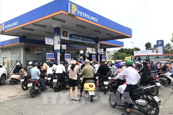 Người dân Đồng Nai tranh nhau mua xăng lẻ giá "chợ đen"