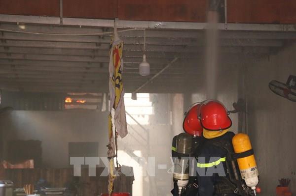 Giải cứu 11 người khỏi đám cháy ở Cầu Giấy, Hà Nội