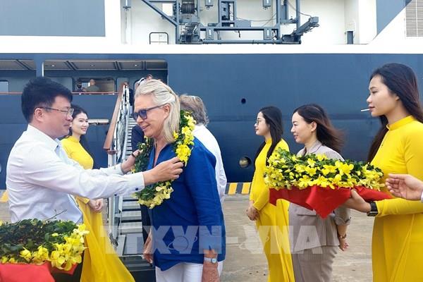 Quảng Ninh đón du thuyền 5 sao đưa khách quốc tế trở lại Việt Nam