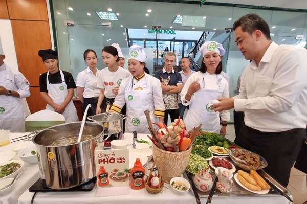 Tương ớt phở Chin-su trong Ngày của Phở