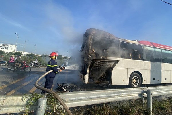 Bắc Giang: Xe chở 40 công nhân bất ngờ bốc cháy