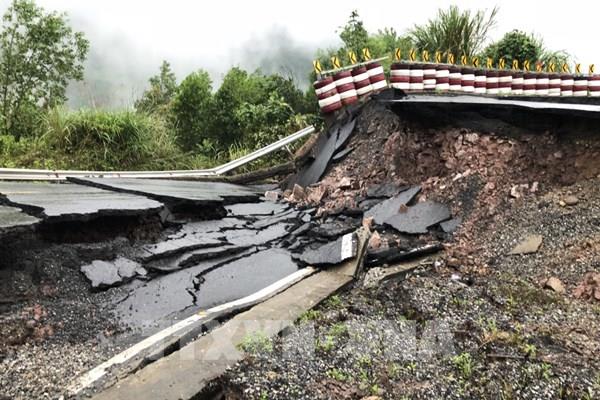 Quảng Trị: Di dời khẩn cấp hàng trăm người ra khỏi khu vực sạt, lún trên Quốc lộ 15D