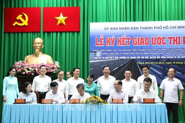 Ký giao ước thi đua giải phóng mặt bằng dự án vành đai 3 đoạn qua Tp. Hồ Chí Minh