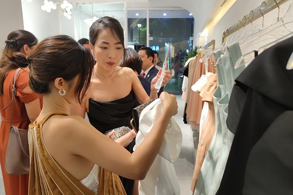 May 10 ra mắt Thương hiệu thời trang thiết kế cao cấp DeTheia cho phái đẹp