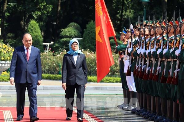 Chủ tịch nước Nguyễn Xuân Phúc chủ trì Lễ đón và Hội đàm cấp Nhà nước với Tổng thống Singapore