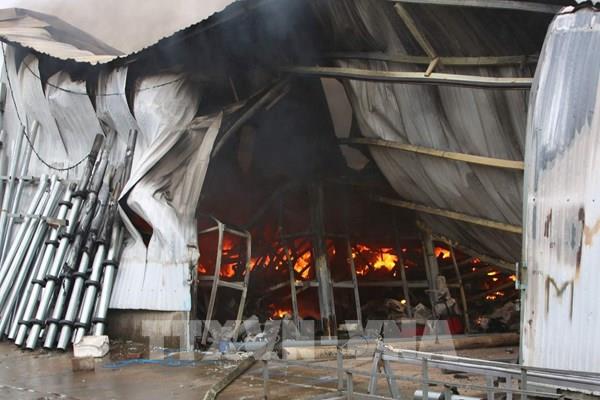 Hà Nội: Cháy lớn ở một nhà kho tại Hà Đông