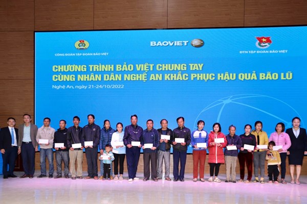 Bảo Việt ủng hộ đồng bào bị bão lũ tại Nghệ An 