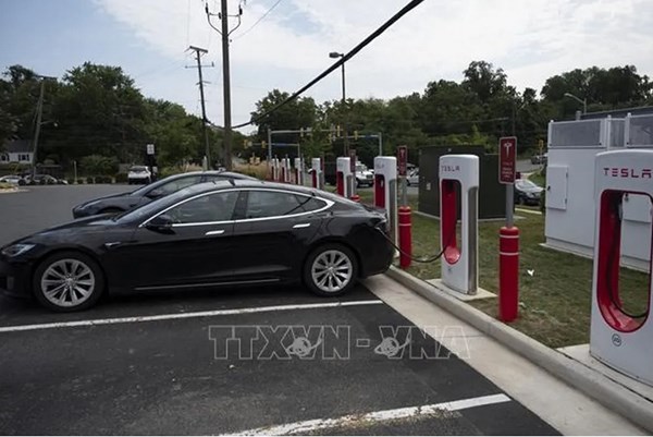 Tesla chưa thể được chấp nhận là xe tự hành hoàn toàn