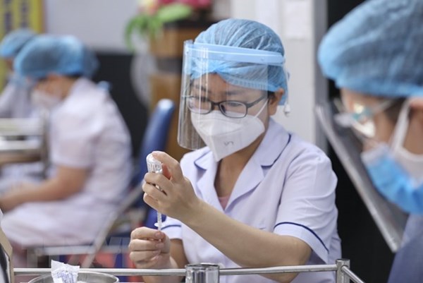 Đẩy mạnh tiêm vaccine phòng COVID-19, ưu tiên bảo vệ nhóm nguy cơ cao