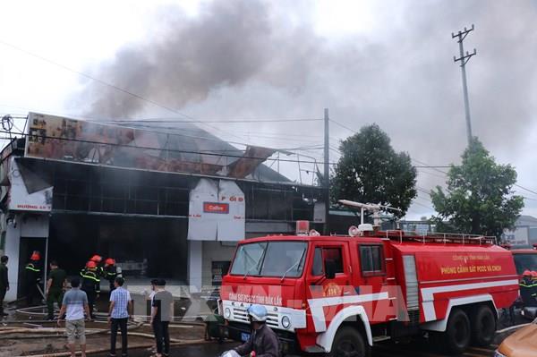Huy động hàng trăm người chữa cháy kho hàng ở Buôn Ma Thuột (Đắk Lắk)