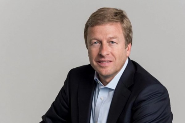 CEO của BMW kêu gọi chưa thiết lập thời hạn loại bỏ xe chạy xăng