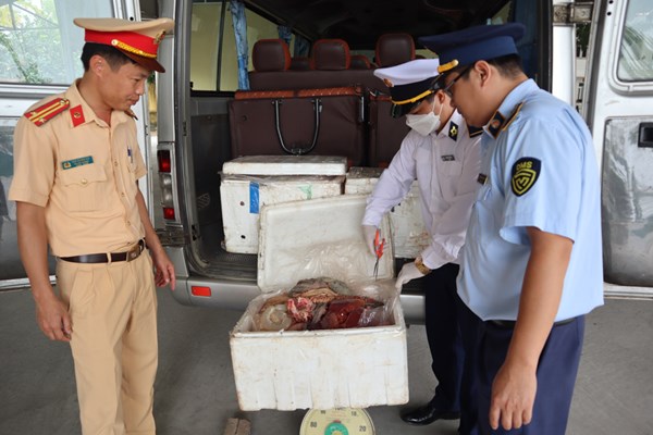 Phát hiện 172kg nội tạng đã bốc mùi hôi thối đang trên đường đi tiêu thụ