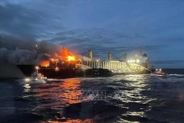 Cháy tàu thủy, Indonesia sơ tán khẩn cấp hành khách và thủy thủ đoàn