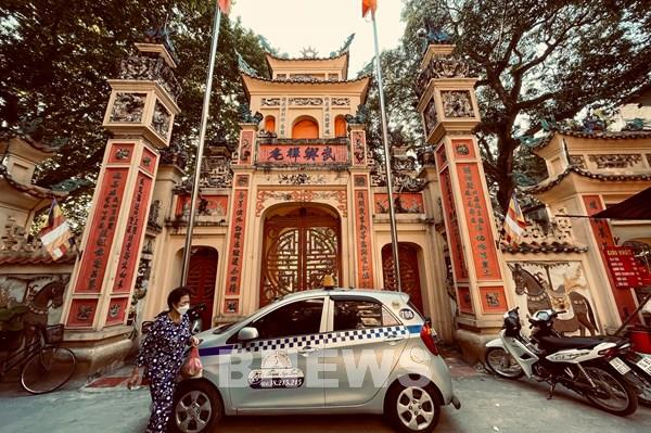 Khám phá ngôi chùa gốm sứ duy nhất ở Hà Nội