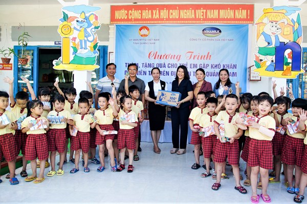 Vinamilk ủng hộ 1 tỷ đồng sản phẩm dinh dưỡng cho các tỉnh bị ảnh hưởng lũ lụt 