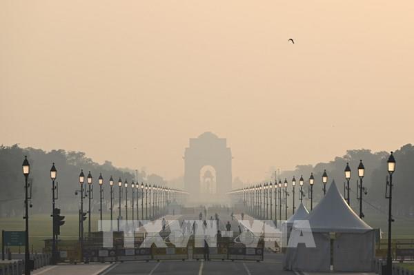 Khói pháo gây ô nhiễm nghiêm trọng tại thủ đô New Delhi (Ấn Độ)